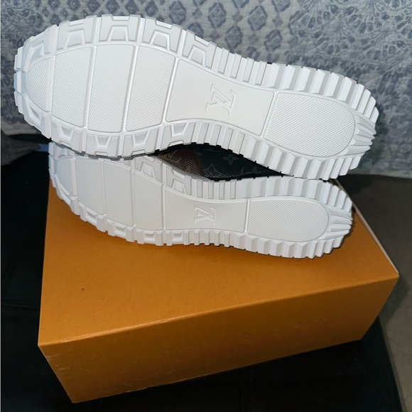 NEW LOUIS VUITTON Run Away Triple Monogram
Men’s AUTHENTIC - Picture 4 of 5